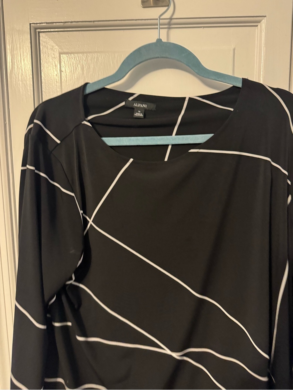 Like New Alfani Black & White Geometric Asymmetrical Line Print Top โ 1X - Picture 3 of 11